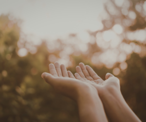 ידיים פתוחות המסמלות שחרור של שליטת יתר וחוסר אונים אקטיבי בתהליך החלמה מהתמכרות