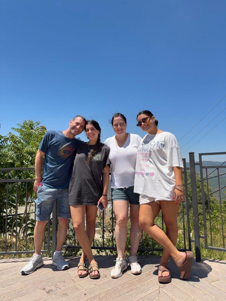 אורית בש סרוסי בתמונה משפחתית בחוץ, לפני שחזרה לתכנית דיאט אנג'ל בעקבות שינויים בגוף בגיל המעבר